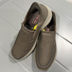 SKETCHERS SLIP-INS PARSON-RALVEN. TAUPE.